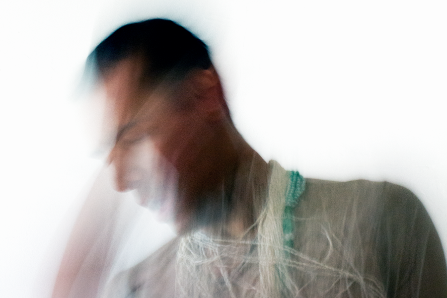 Foto van schouders en hoofd van een man met motion blur