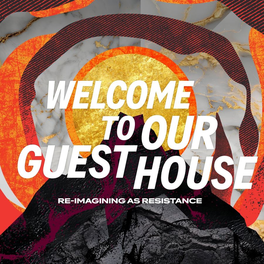 Collage-stijl beeld met een zwarte berg voor een goudkleurige zon, omringd door rode, organische vormen op een achtergrond van wit marmer met gouden aders