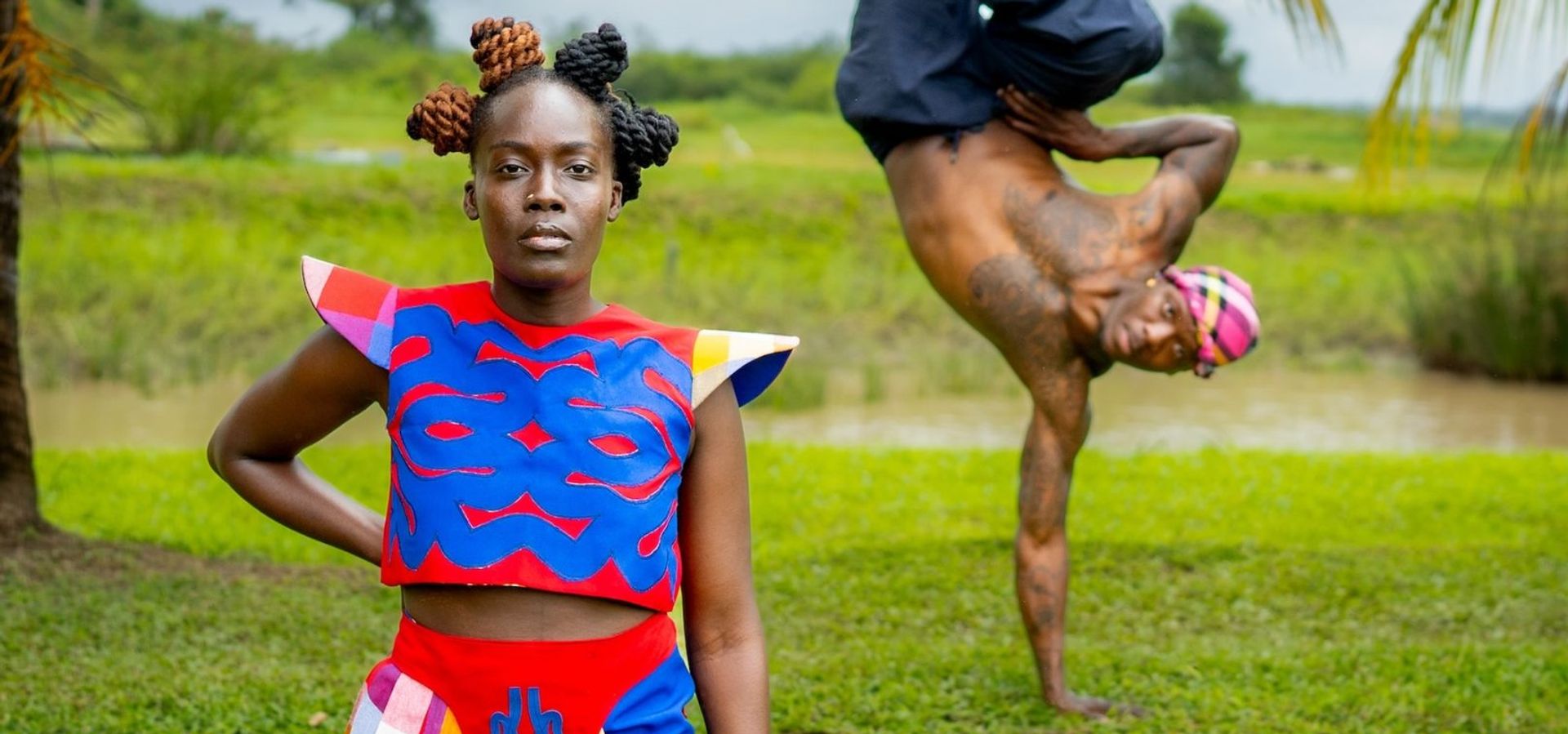 Surinaams landschap met Georgetina en een danser met eenarmige handstand