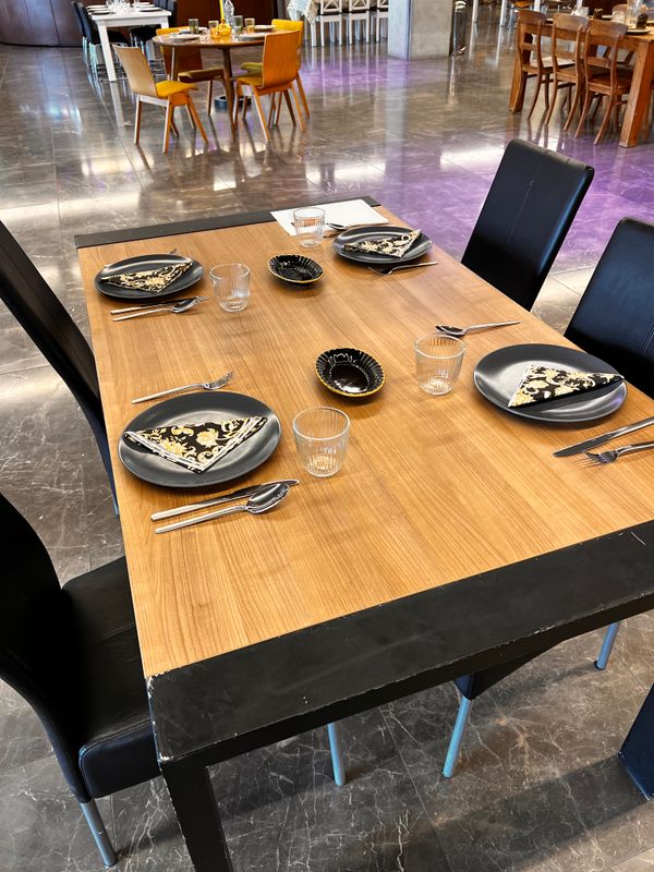 foto 10 tafels en stoelen