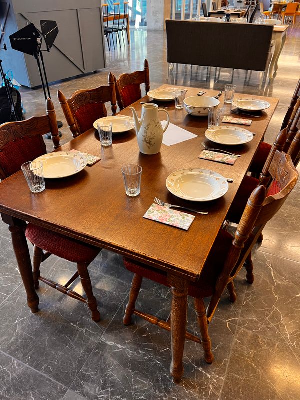 foto 6 tafels en stoelen