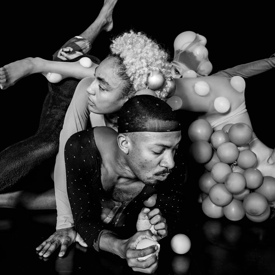 Drie danser rollen over de grond.