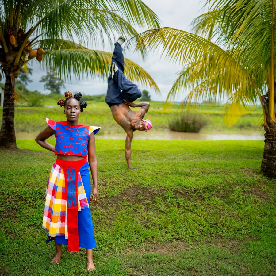 Surinaams landschap met Georgetina en een danser met eenarmige handstand