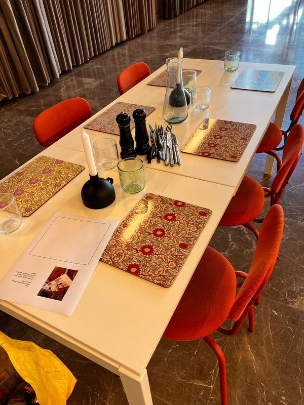 foto 5 tafels en stoelen