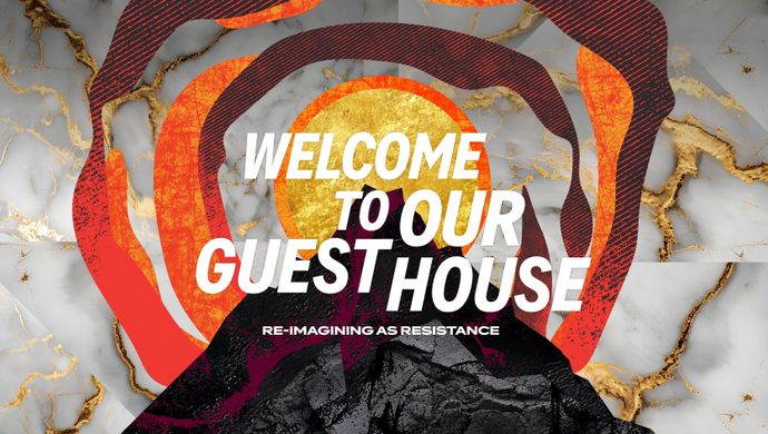 Collage-stijl beeld met een zwarte berg voor een goudkleurige zon, omringd door rode, organische vormen op een achtergrond van wit marmer met gouden aders