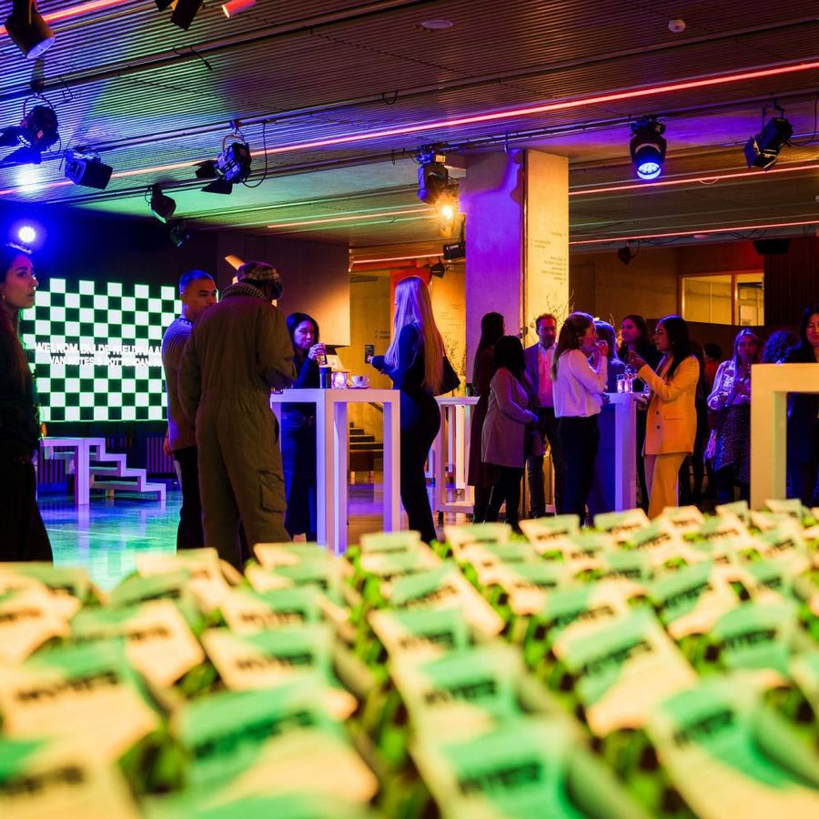 Een borrel in de hal van Theater Rotterdam met sfeervolle verlichting