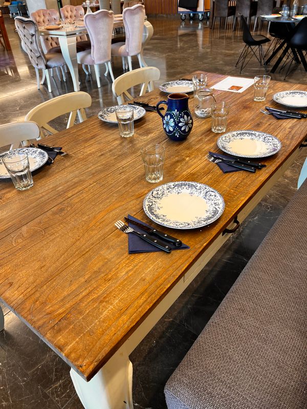 foto 8 tafels en stoelen