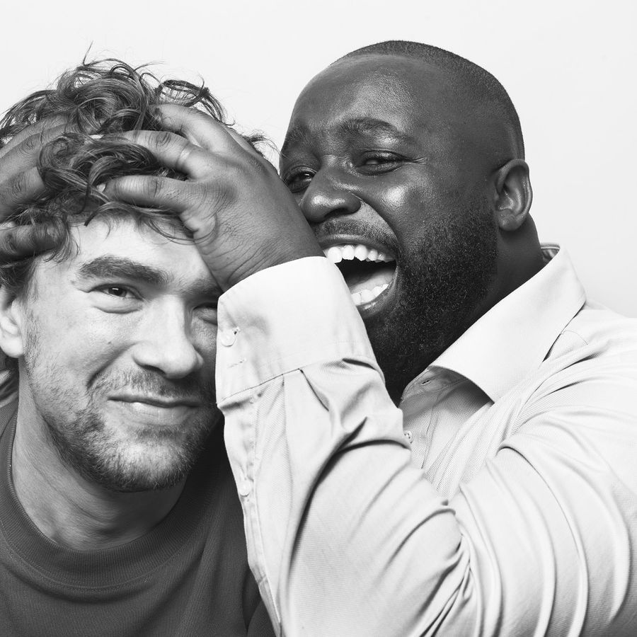 Acteurs Bram Suijker en Emmanuel Ohene Boafo maken lol samen