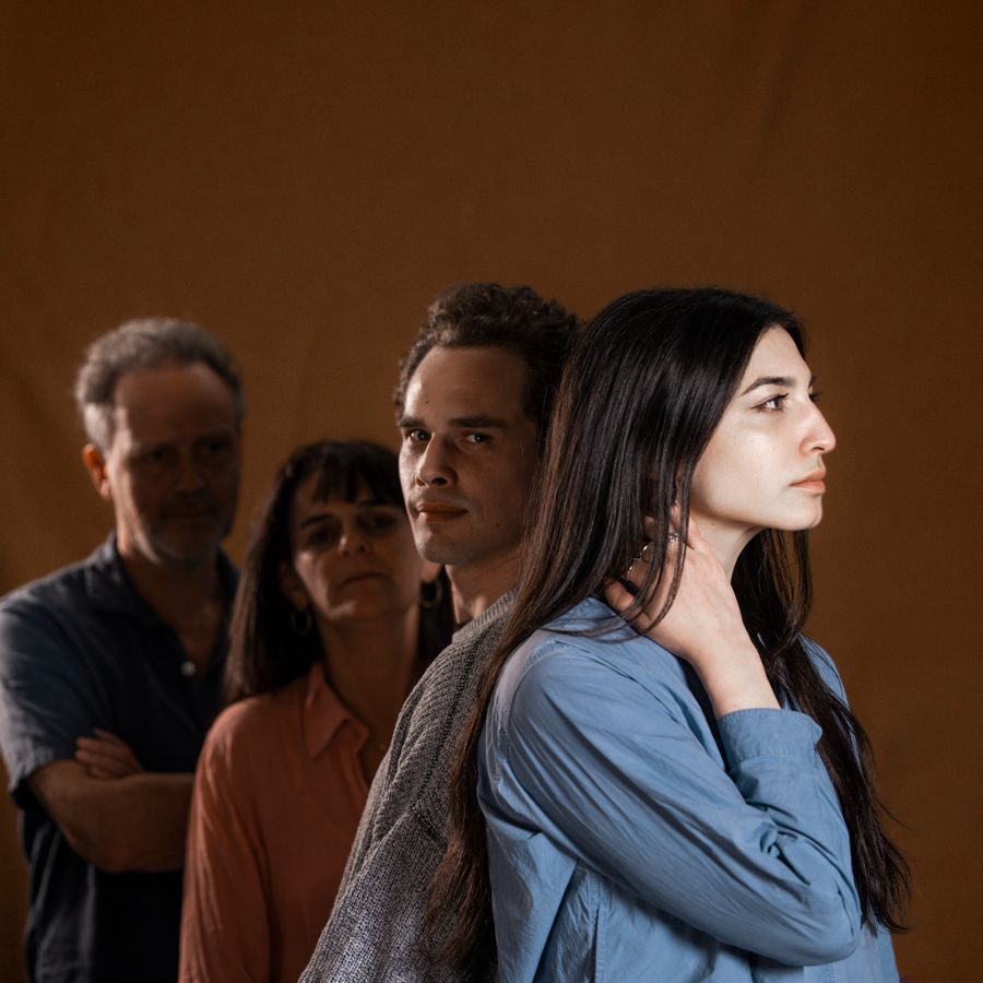 Campagnebeeld met alle acteurs die ieder een andere richting kijken