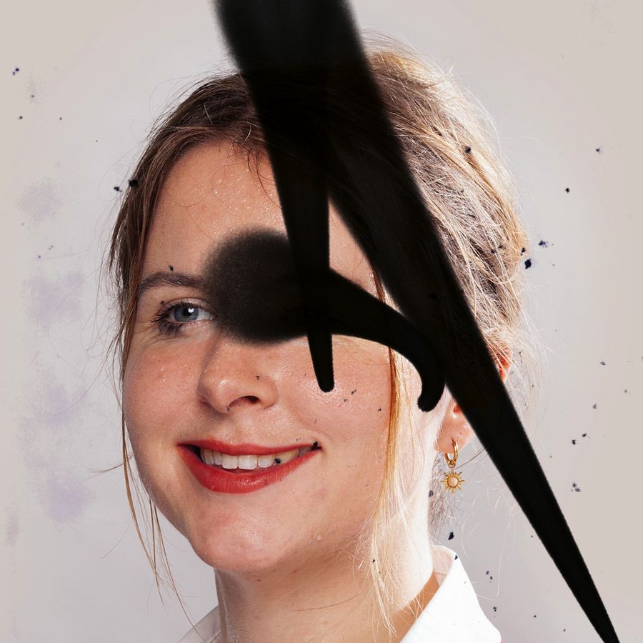 Portret van een persoon met een rode trui en witte blouse, lachend in de camera, met op de borst een sticker met de tekst "coalitie vormen?". Over de foto zijn zwarte verfstreken en spetters aangebracht die het gezicht gedeeltelijk bedekken.