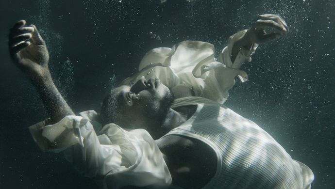 Still uit de film van de voorstelling Closed Eyes, danser Dylan Kuyper onder water
