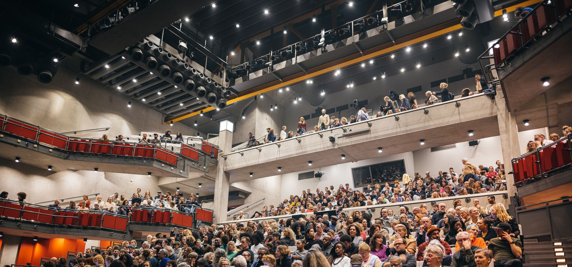 Foto van een volle grote zaal van de schouwburg