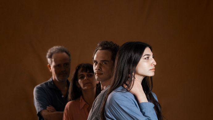 Campagnebeeld met alle acteurs die ieder een andere richting kijken