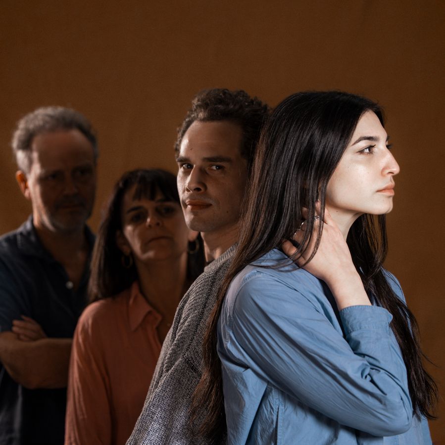 Campagnebeeld met alle acteurs die ieder een andere richting kijken