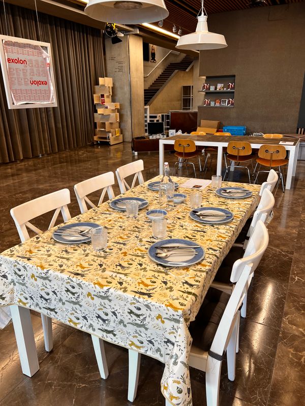 foto 15 tafels en stoelen