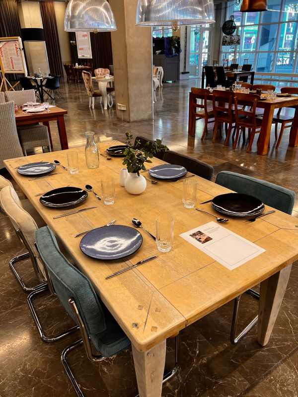 foto 16 tafels en stoelen