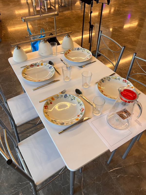 foto 7 tafels en stoelen