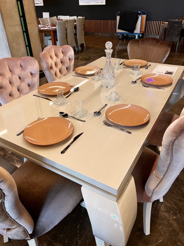 foto 11 tafels en stoelen