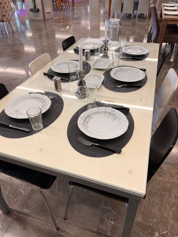 foto 4 tafels en stoelen