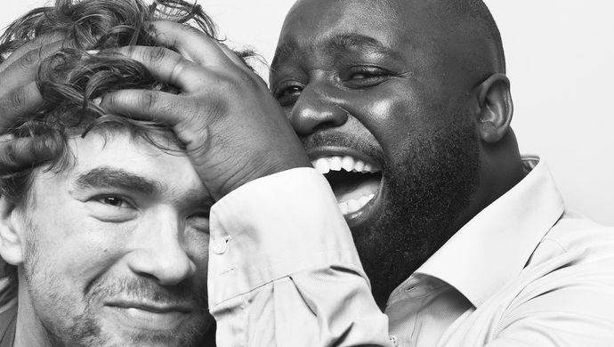 Acteurs Bram Suijker en Emmanuel Ohene Boafo maken lol samen