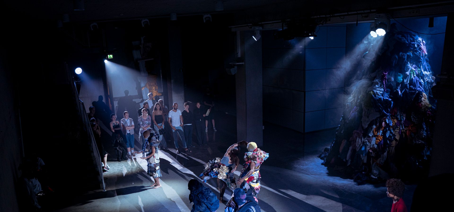 De erkerfoyer in de Schouwburg is donker. In het spaarzame licht zien we publiek dat kijkt naar een dansperformance gemaakt door Dalton Jansen