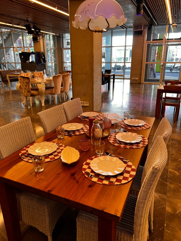 foto 2 tafels en stoelen