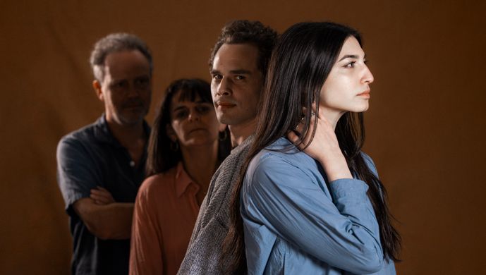 Campagnebeeld met alle acteurs die ieder een andere richting kijken