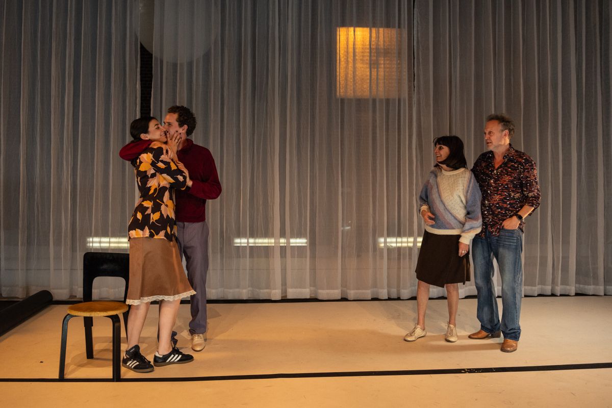 twee koppels voor een gordijn